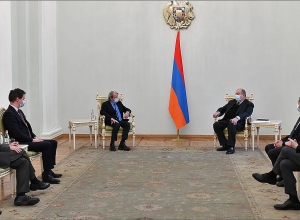 Президент Армении принял экс-главу МИД Франции Бернара Кушнера