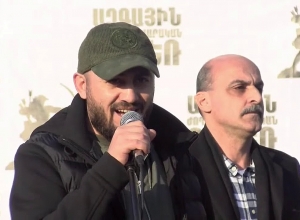 «Արթուր Վանեցյան, դու կամ սուտասան ես, կամ գործակալ, ու մեր գերիներին պահում եք, որ գաք իշխանության»