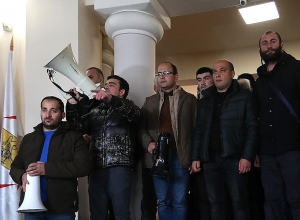 Демонстранты, требующие отставки премьер-министра, вошли в 3-й корпус правительства