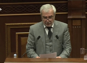 Хачатуров приветствует использование армии в политических целях: Андраник Кочарян