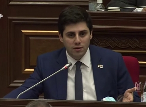 Когда журналист задаёт вопрос, он не политический, здесь мы задаём тот же вопрос – он становится политическим?