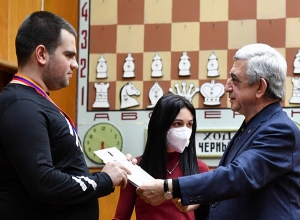 Սերժ Սարգսյանը մեդալներ հանձնեց շախմատի առաջնությունների մրցանակակիրներին