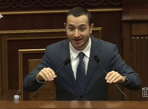 У Вардазаряна нет фотографии для CV: если будет фотография, мы должны как-нибудь помочь: Мхитар Айрапетян