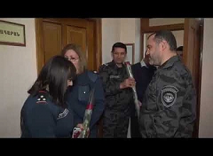 Նվերներ ոստիկան կանանց և աղջիկներին