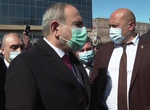 Премьер-министр встретился с гражданами, собравшимися на центральной площади Гавара