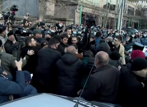 «Не бейте, это - человек»: напряжённая обстановка напротив НС