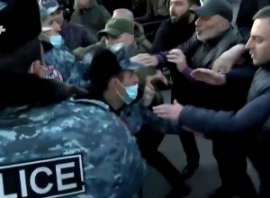 Столкновение между полицейскими и демонстрантами