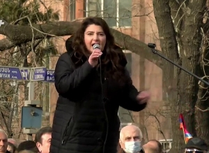 «Президент упустил свою возможность превратиться из раздающего мороженное героя мультфильма в государственного чиновника»