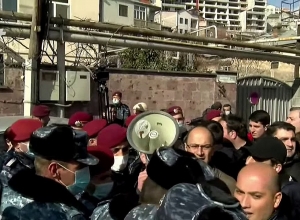 Լարված վիճակ նախագահականի մոտ