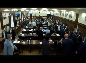 Քաշքշուկ և վիճաբանություն՝ ավագանու նիստում