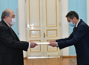Новоназначенный посол Казахстана в Армении вручил Армену Саркисяну верительные грамоты