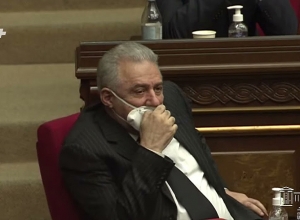 Господин министр, чем вы заняты, что солдаты пропадают в метели или выходят в лайв из боевой позиции?