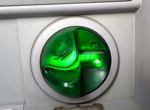 Попытался обналичить деньги по краденой карте: Разоблачение капанских полицейских