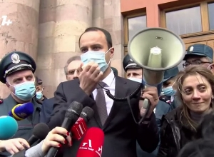 Ժամկետայինների ծնողներին վարչապետի օգնականը Փաշինյանի հետ մեծ հանդիպում խոստացավ