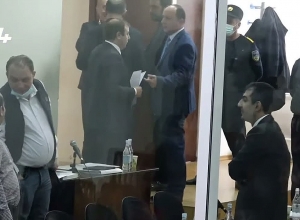 Призовите адвокатов к корректности, чтобы они не делали реплик: спор во время судебного заседания по делу Кочаряна