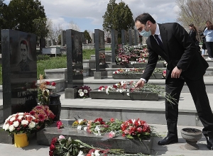 Тигран Авинян сегодня посетил воинский пантеон Ераблур