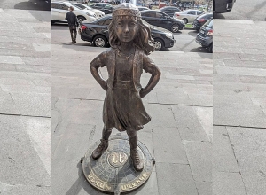 Напротив 3-го корпуса открыт памятник «Бесстрашной девочке»