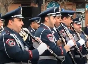 Полицейские играли музыку для женщин