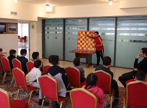 Ուսհավաք պատանի շախմատիստների համար, միաժամանակյա խաղ գրոսմայստերների հետ