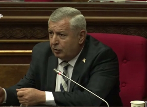 При приземлении в аэропорту на меня набрасываются несколько медработников, подобно таксистам: Багратян