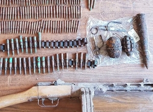 Մի խումբ անձինք ոստիկանության բաժիններում ինքնաձիգներ և այլ հրազեններ են կամավոր հանձնել