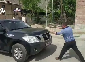 Սյունեցիները փակել են Փաշինյանի թիկնազորի մեքենայի ճանապարհը