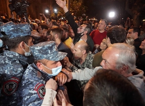 Ով ինչ ուզում է՝ թող անի բառերից հետո բախում սկսվեց