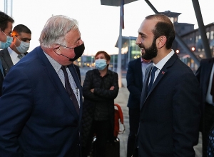 Арарат Мирзоян встретил в аэропорту прибывшую в Армению делегацию во главе с председателем Сената Франции