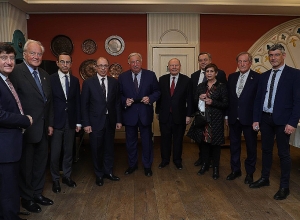 Глава МИД Армении Ара Айвязян встретился с председателем Сената Франции Жераром Ларше