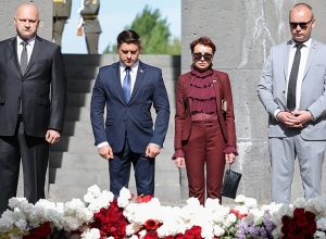 Российские парламентарии посетили мемориал Цицернакаберд