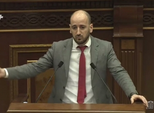 Госпожа Григорян, посмотрите-ка на свою биографию: Сисак Габриелян