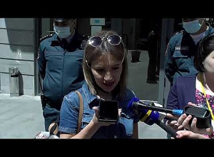 Участница акции вышла из Министерства юстиции