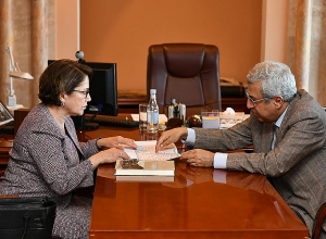 Нуне Саркисян посетила Матенадаран, ознакомилась с программами