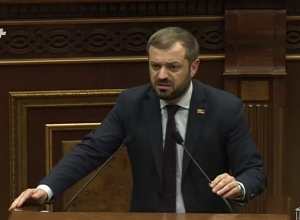 Для них избивать оппозиционеров под стенами, наверное, является проармянством или грабить народ: Папоян