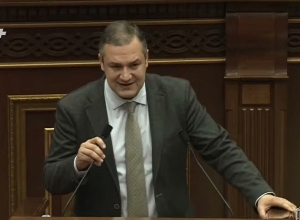 Свободному  и гордому гражданину якобы дают возможность выбора, но в действительности лишают: Уриханян