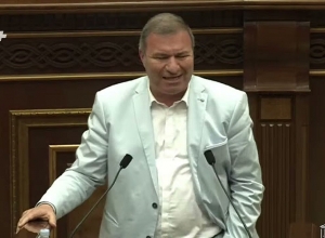 Պետք է երաշխիք տաք, որ գոնե մինչեւ հունիսի 20-ը հայրենազրկում չի լինի. Մելքումյանը' իշխանությանը