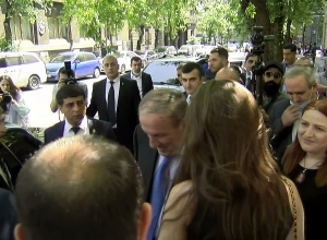 Ճիշտ ընտրություն արեք, կունենաք․ Լևոն Տեր-Պետրոսյանը`  լրագրողներին