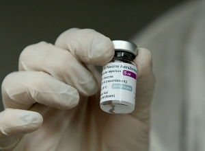 Я привился Спутником, сейчас пришёл вакцинироваться Модерной, чтобы выехать за границу: опросы