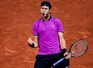 Թենիսիստ Կարեն Խաչանովը ծննդյան օրը նշել է հաղթանակով, իսկ երկրպագուները` երգով