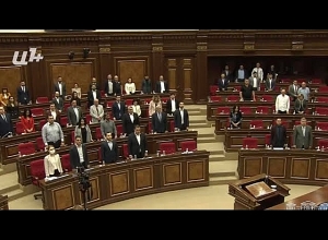 Депутаты почтили минутой молчания память военнослужащего, погибшего вчера от выстрела азербайджанцев