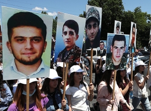 Память 35 погибших студентов будет увековечена: во дворе Педагогического открыт хачкар