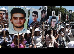 35 զոհված ուսանողների հիշատակը վառ կմնա․ Մանկավարժականի բակում խաչքար բացվեց