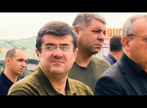 Արայիկ Հարությունյանը հարգանքի տուրք է մատուցել Ստեփանակերտի քաղաքային հուշահամալիրում