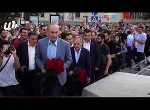 Роберт Кочарян и его сторонники возложили цветы к памятнику Араму Манукяну