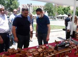 Երևանի և Ստեփանակերտի քաղաքապետերն այցել են «Արցախի բարիքներ» ցուցահանդես-տոնավաճառ