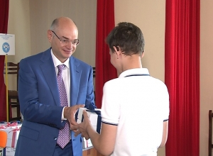 182 слуховых аппарата и 2 автобуса детям специального образовательного комплекса от мецената  Микаела Варданяна