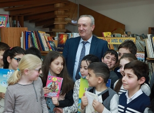 Մաղթում եմ, որ ձեր մանկության երկինքը խաղաղ լինի․ Վահրամ Դումանյանի ուղերձը