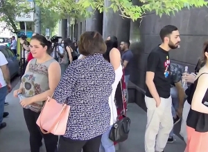 Родственники пропавших без вести военнослужащих у посольства России