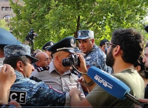 Потасовка и задержанные у 3-го корпуса правительства