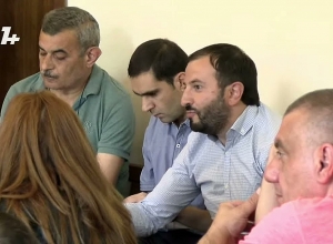 Ведите себя корректно: вы сомневаетесь в нормальности суда? Спор во время судебного процесса над Сасна црер